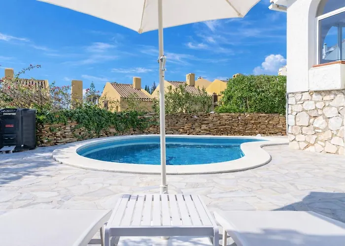 Stunning - Private Pool V100 别墅 丰希罗拉